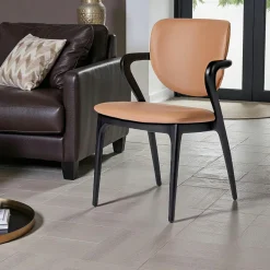 Chaise en cuir terracotta, accoudoirs bois noir ALDER
