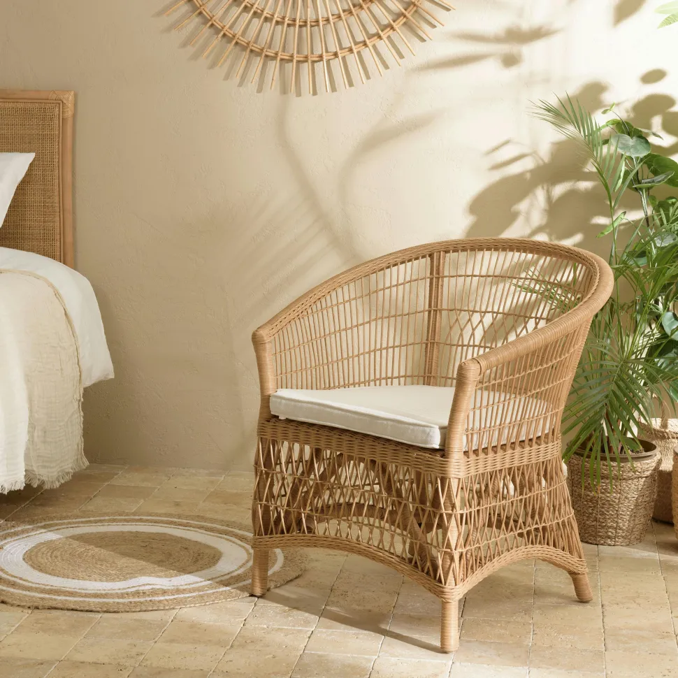 Fauteuil en rotin chic avec coussin blanc MANY