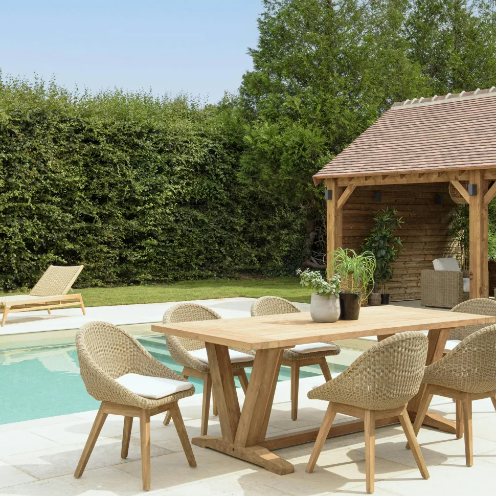 Salon de jardin teck naturel 1 table pieds en V 220 cm + 6 chaises arrondies résine tressée MANY